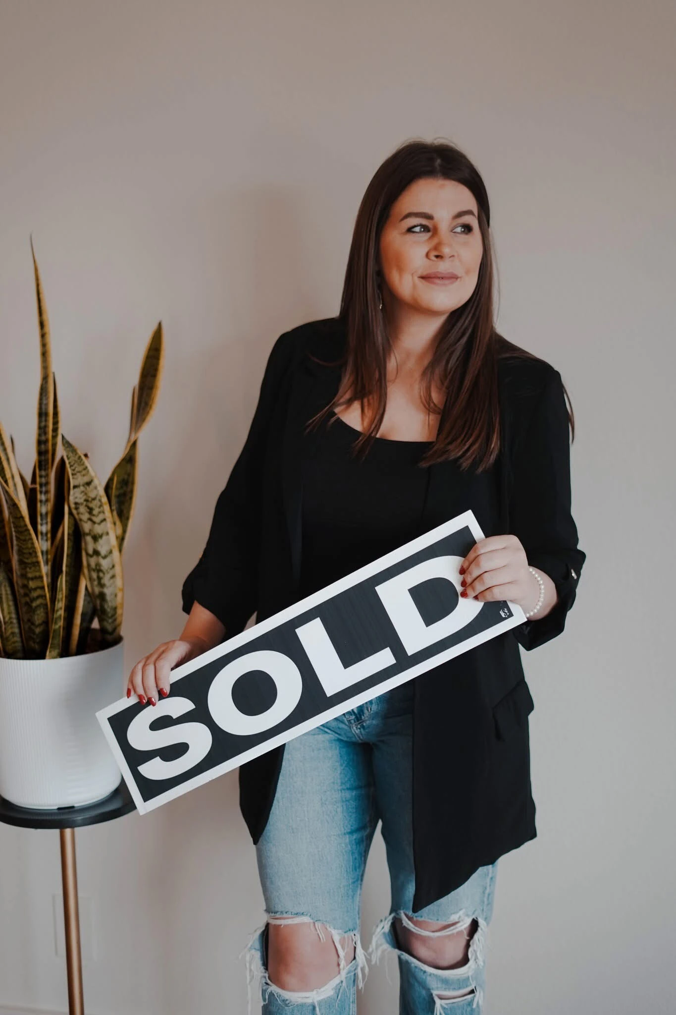 Sarah Perkins inside the Mossy Oak Properties Selling Arkansas office in Southside, Arkansas